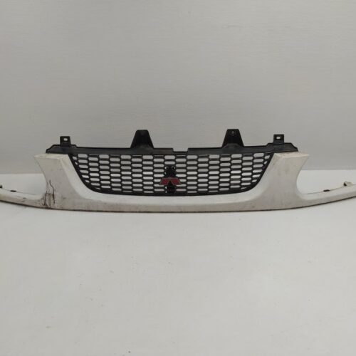 Решетка радиатора Mitsubishi Space Gear 1996